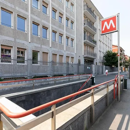 West - Modern And Comfortable Milan