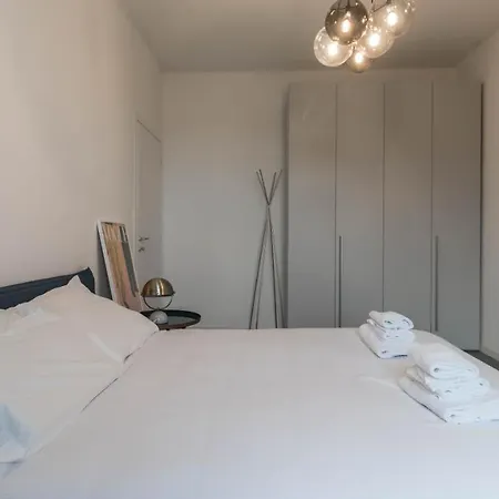 Apt24 - Modern With Balcony Semesterbostad