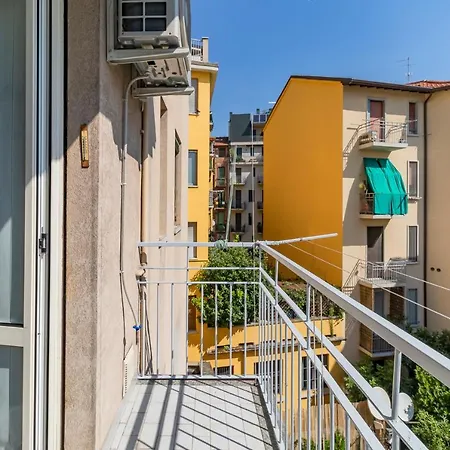 Altido Sleek Flat With Balcony, Walking Distance From Centre Μιλάνο