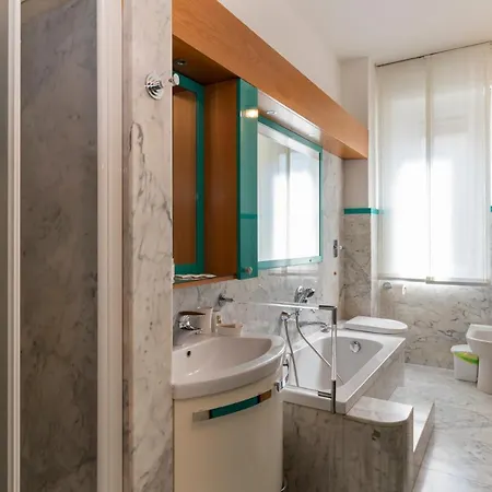 Διαμέρισμα Altido Sleek Flat With Balcony, Walking Distance From Centre
