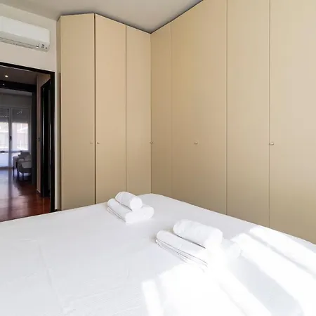 Διαμέρισμα Altido Sleek Flat With Balcony, Walking Distance From Centre Μιλάνο