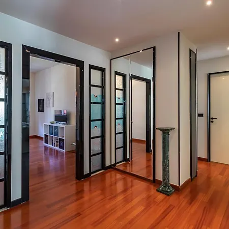 Altido Sleek Flat With Balcony, Walking Distance From Centre