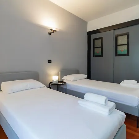Διαμέρισμα Altido Sleek Flat With Balcony, Walking Distance From Centre