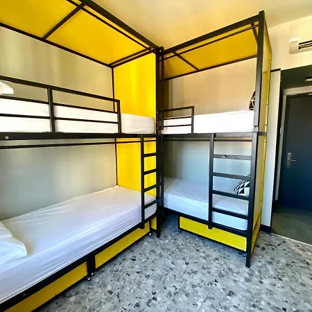 Yellowsquare Hostel *