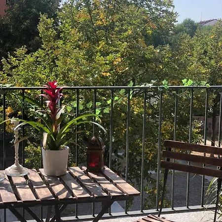 Séjour chez l'habitant Incantevole Stanza Sul Naviglio Grande, Private House *