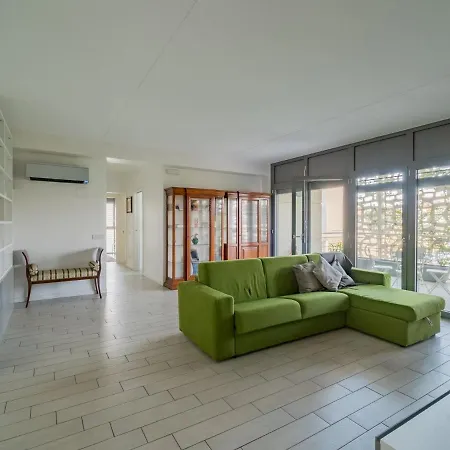 The Rent - Spacious Four-bedroom Close To Forlanini Distrct ميلان