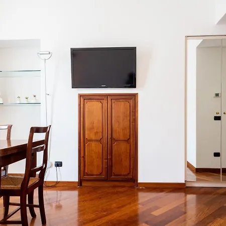 The Rent - Two Bedroom Near Sondrio Subway * Μιλάνο