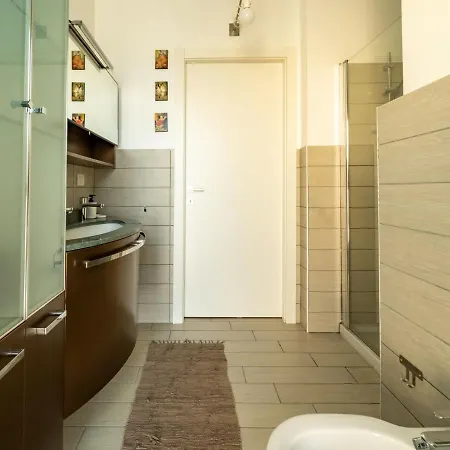 The Rent - Spacious Four-bedroom Close To Forlanini Distrct Appartement Milaan