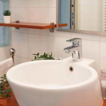 The Rent - Two Bedroom Near Sondrio Subway Daire *