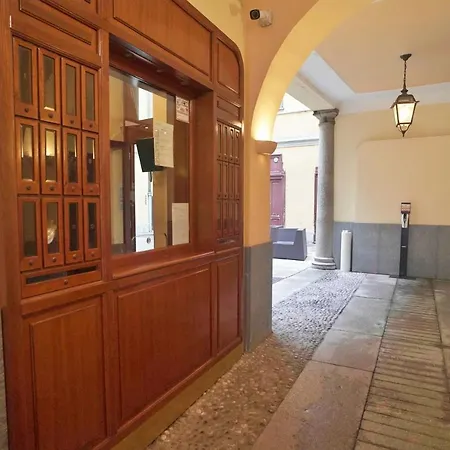 Chic 1bdr With Shared Terrace Steps From Duomo By Rentopolis Milánó