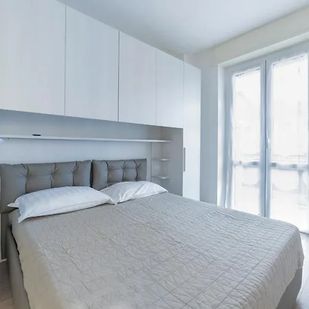 Guesthost - Cosy With Balcony! Milan