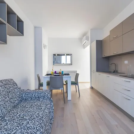 Guesthost - Cosy With Balcony! *