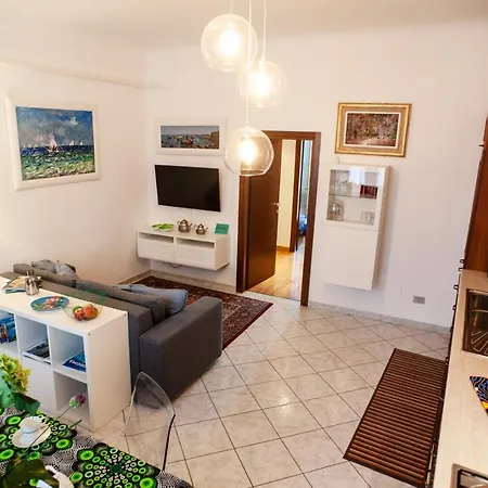 Apartment Gioia Home: A Due Passi Dalla Stazione E Con Posto Auto