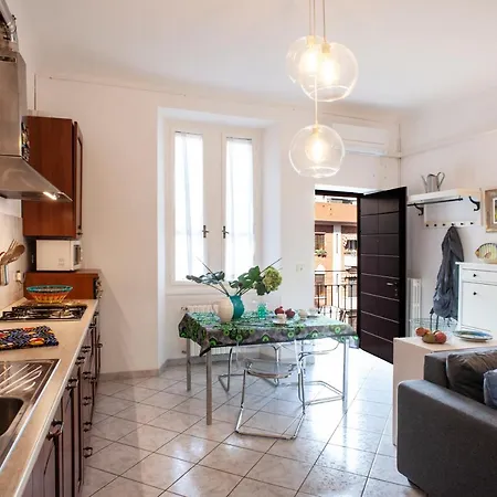Apartment Gioia Home: A Due Passi Dalla Stazione E Con Posto Auto