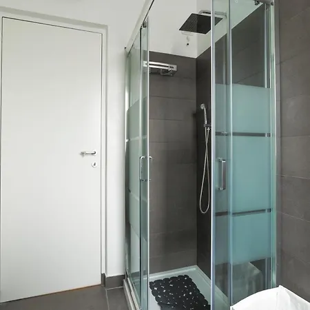 Guesthost - Cosy With Balcony! Appartement Milan