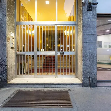 Guesthost - Cosy With Balcony! * Milan