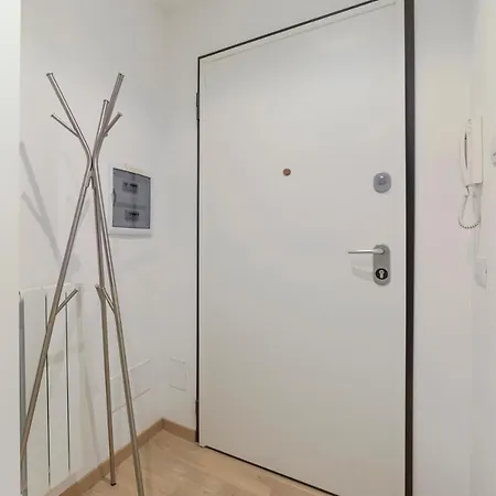 Guesthost - Cosy With Balcony! Milano