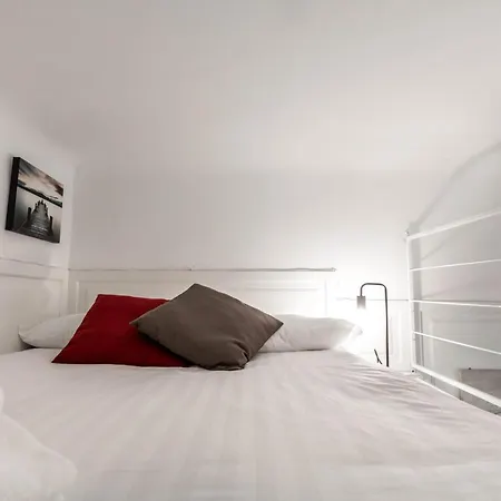Apartment Joivy Lovely For 2 With Balcony Near Duomo Milan