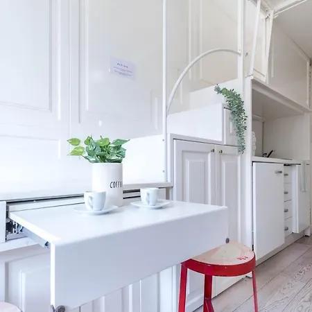 Apartment Joivy Lovely For 2 With Balcony Near Duomo