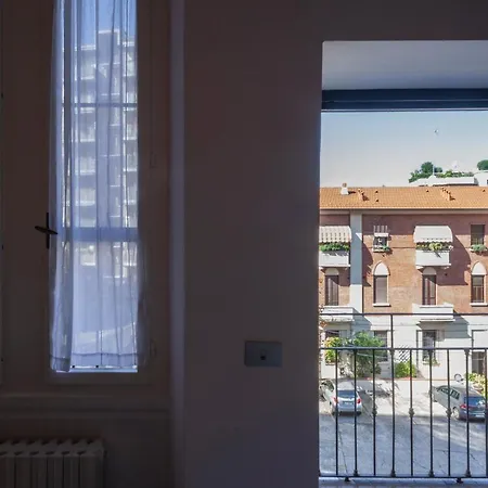 Apartment Gioia Home: A Due Passi Dalla Stazione E Con Posto Auto
