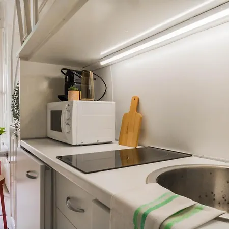 Apartment Joivy Lovely For 2 With Balcony Near Duomo Milan