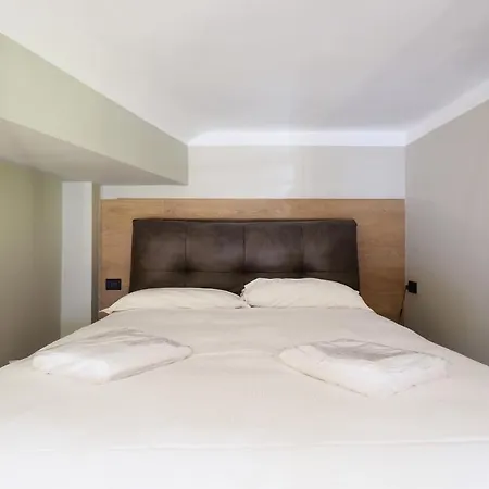 Premium Two-Level Studio Caiazzo Stazione Centrale דירה *