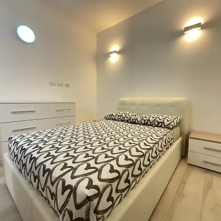 Appartement Very Big Central White Apartment