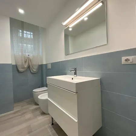 Very Big Central White Apartment Appartement