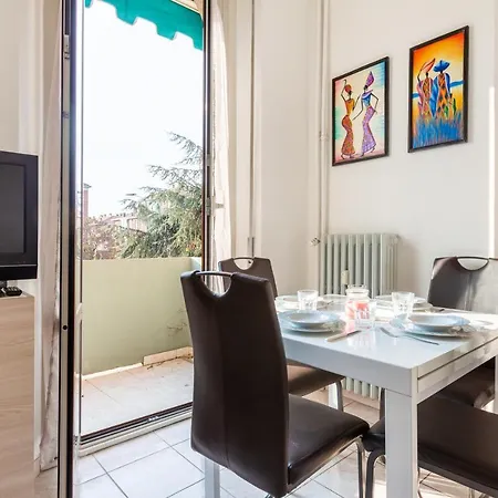 Cosy Close To Iulm Apartment Milan