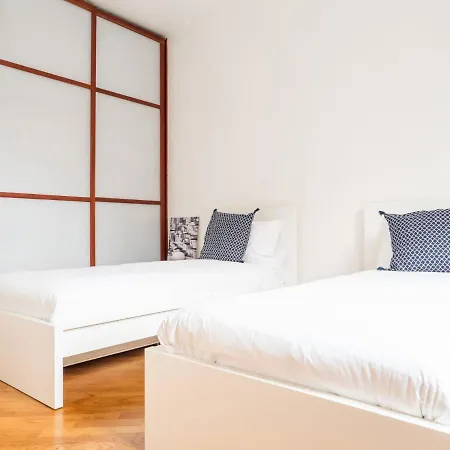 The Rent - Two-bedroom In Maciachini District Milão