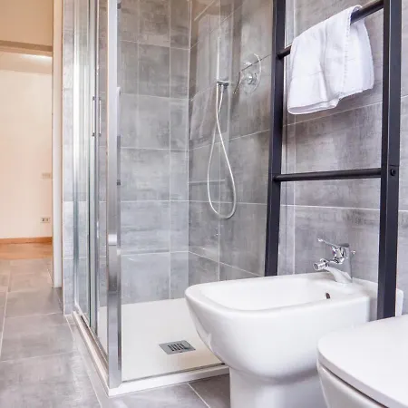 The Rent - Two-bedroom In Maciachini District Apartment *