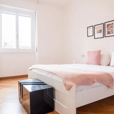 The Rent - Two-bedroom In Maciachini District Apartment Milan