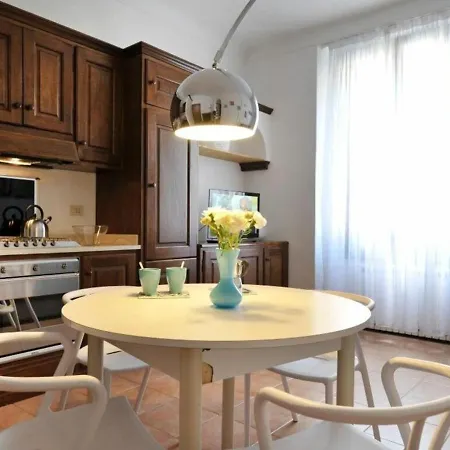 Piero Della Francesca By Halldis شقة ميلان