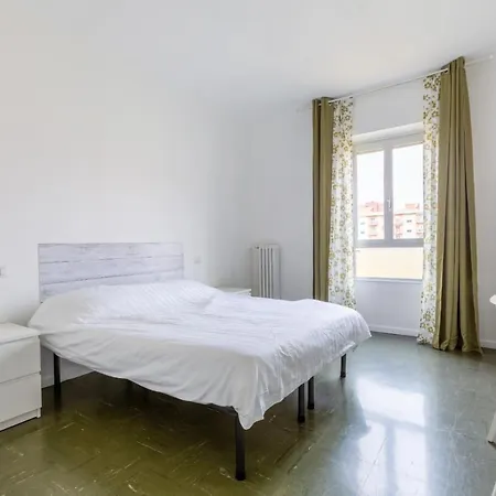 Guesthost - Bonola M1 Bright & Functional Flat