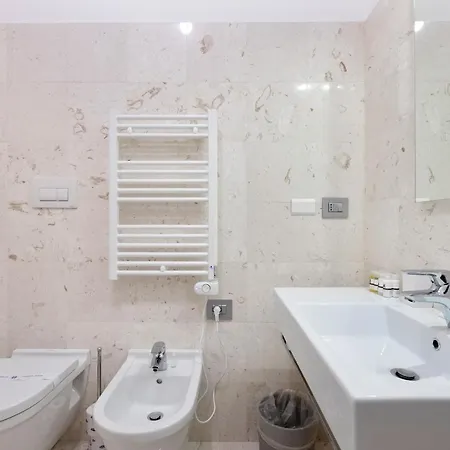 Altido Spacious Apt For 4 With Balcony In Porta Romana Milano