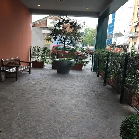 Blaise & Francis Hotel