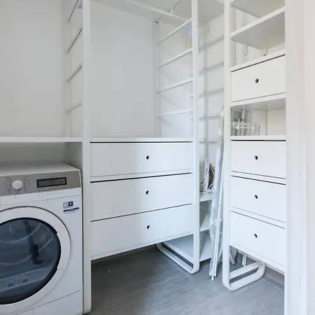 Modern Close To Shopping District Apartment Milan