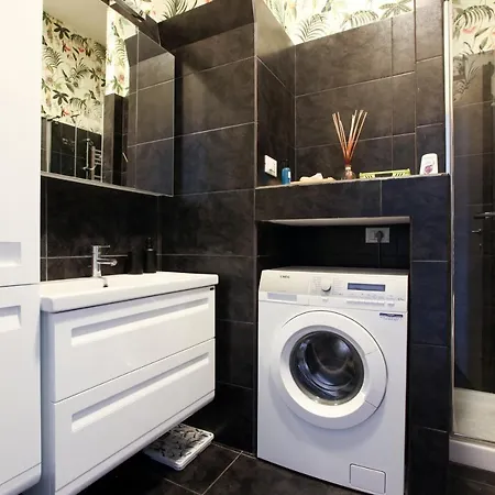 Modern Close To Shopping District Apartment