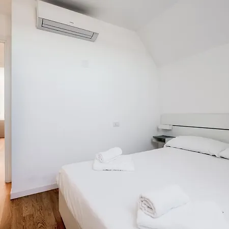 Guesthost - Modern With Terrace, Wifi & Ac Appartement *