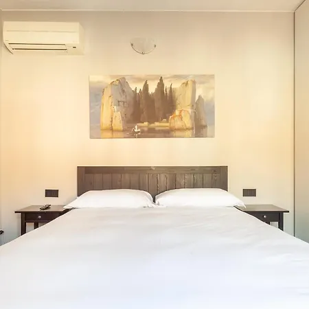 Luxury Center - Friuli 51 Master Guest מילאנו