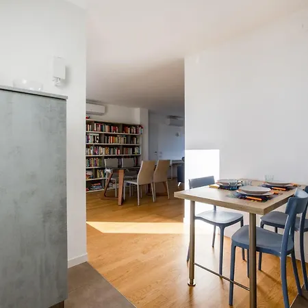 Modern With Terrace, Wifi & Ac ميلان