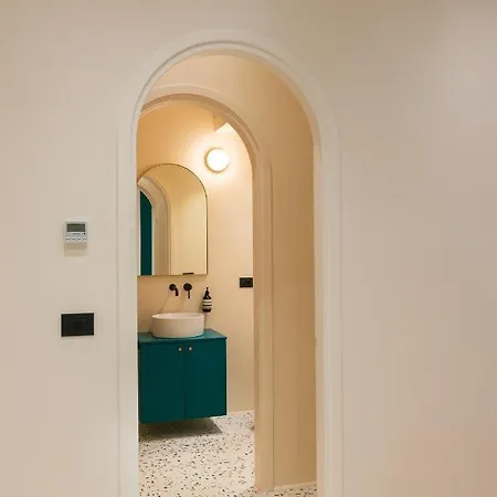 Youhosty - Borgonuovo 4 *