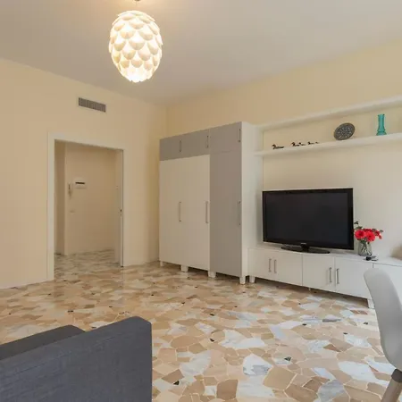 Joivy Modern 2bed Flat With Balcony, 250m From M5 Foppa And M2 Sant'agostino Милан