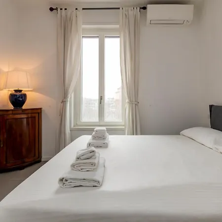 Cosy 1 Bed Flat With Terrace Apartment Milan