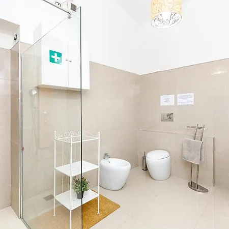 The Wine Cave, Cool & Spacious 2br, Steps From Centrale, Ideal For Large Groups And Families Apartamento