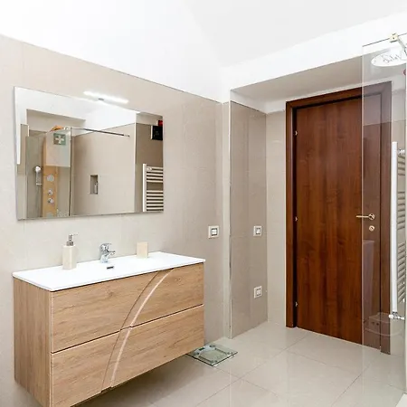 The Wine Cave, Cool & Spacious 2br, Steps From Centrale, Ideal For Large Groups And Families * Milán