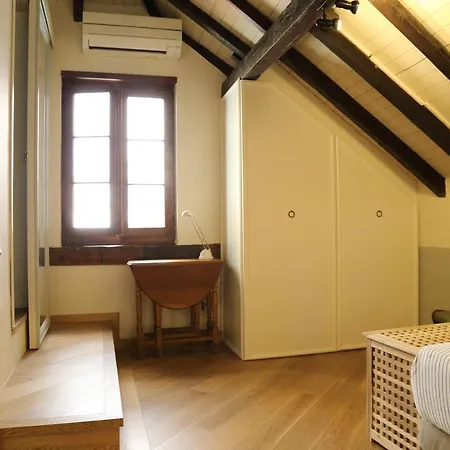 Independent Courtyard House In Center