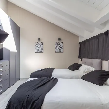 The Rent - Spacious In Paolo Sarpi * Milan