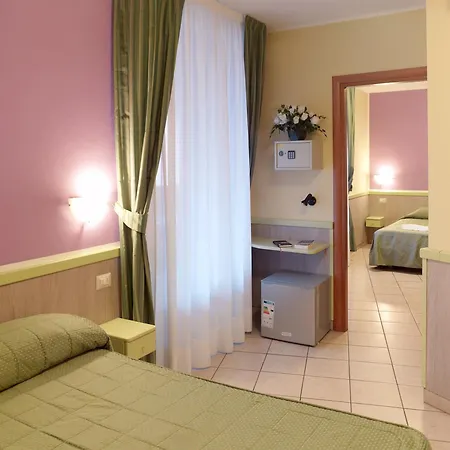 מלון Arco Romana 3*