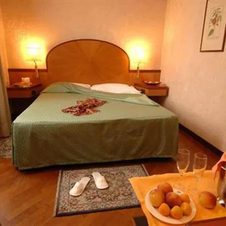Metro Hotel 3*